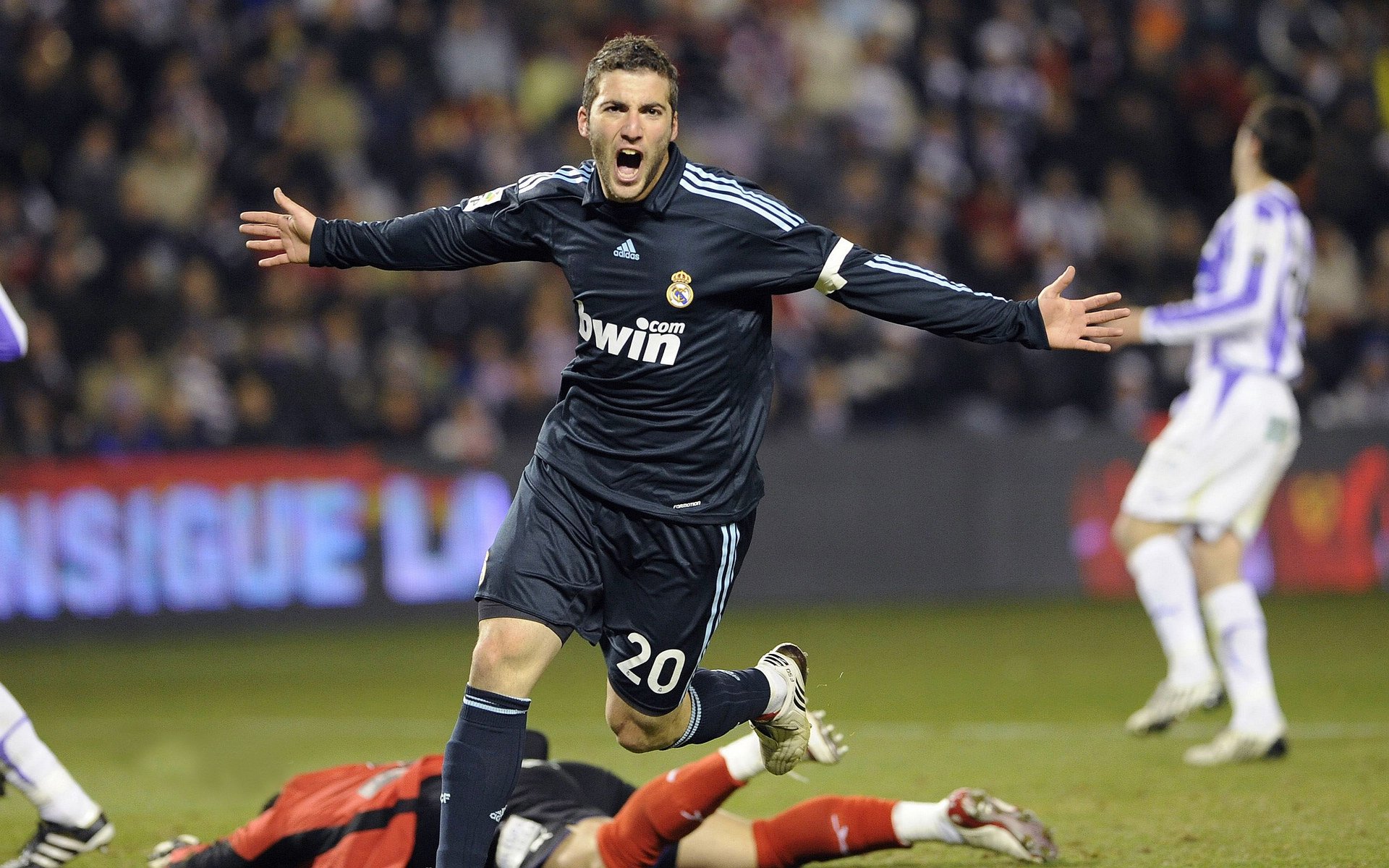 全球青少年足球交流日益频繁，推动体育文化国际化，开展青少年足球运动的意义